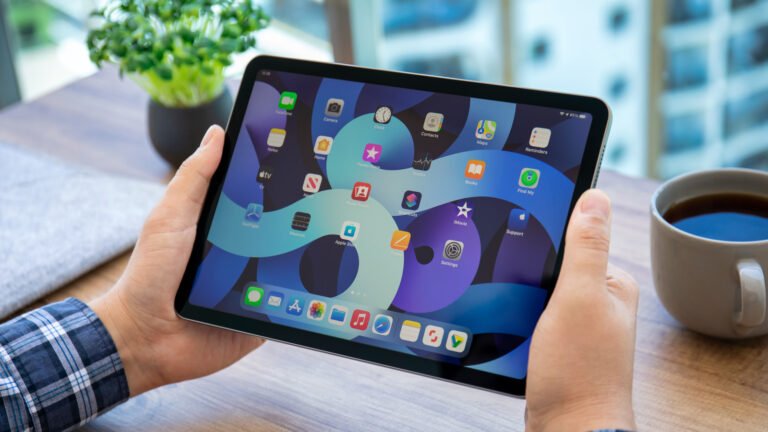 Alanya,,Turkey,-,May,14,,2021:,Man,Hand,Holding,Ipad